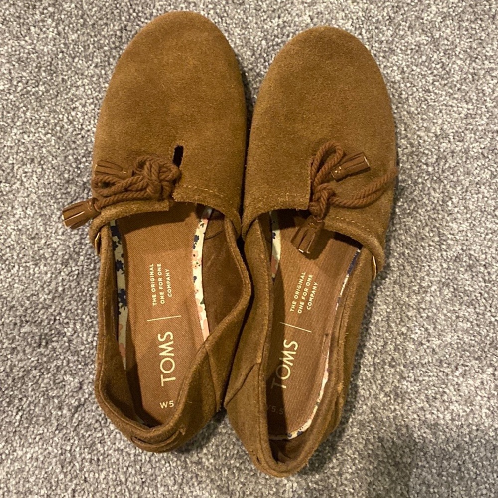 Tom’s Women’s Kelli Tan Suede Slip-On Tassel Tie shoes 5.5